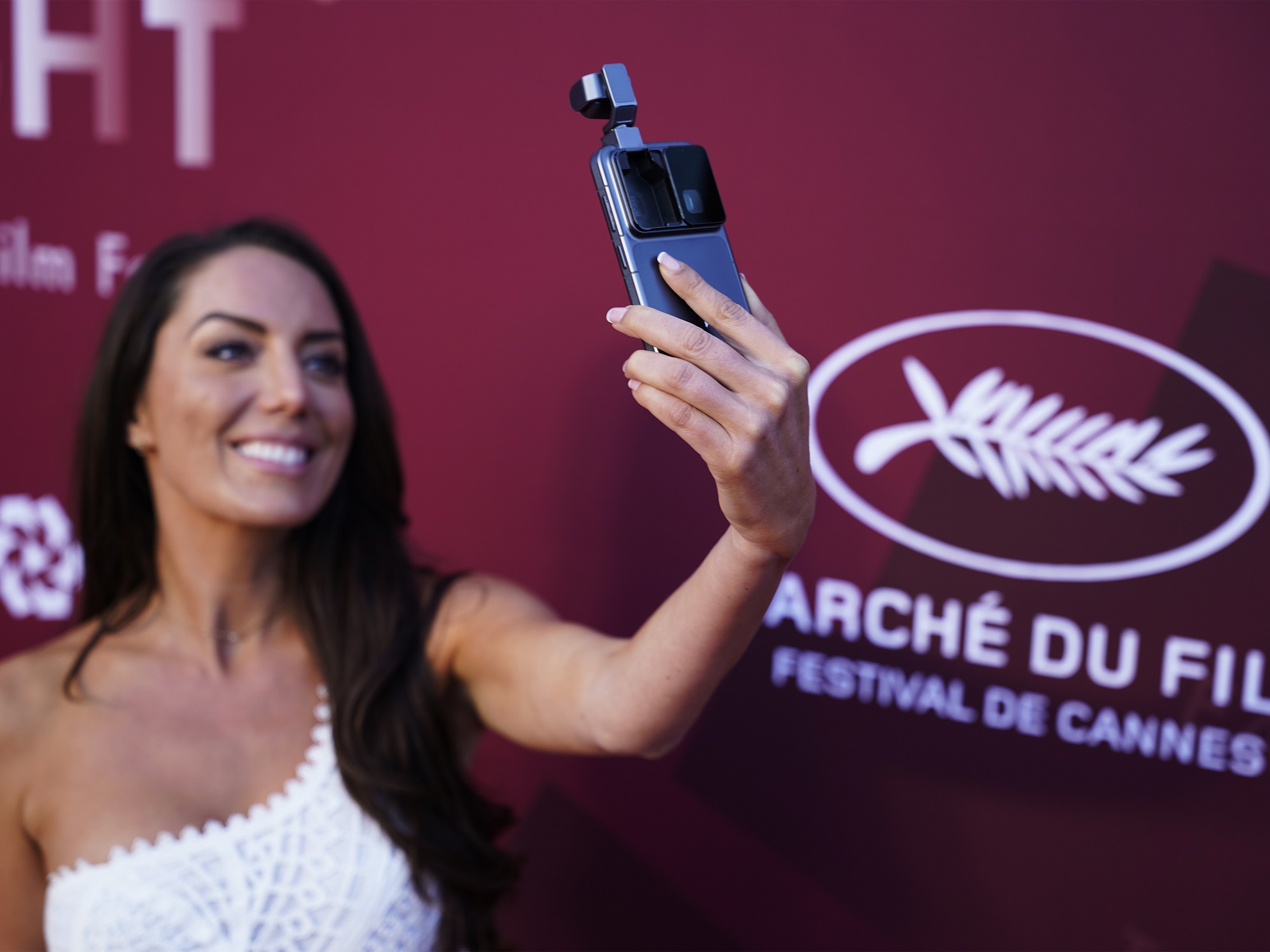 HONOR Robot Phone aduce viitorul filmării video și foto pe smartphone la Cannes